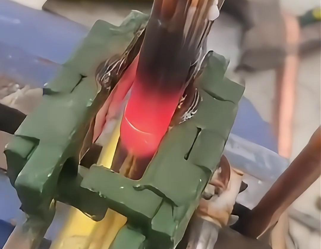 手持式高頻焊機，在制冷冰箱空調生產領域起到至關重要的作用，例如銅管焊接，鋁管焊接，四通閥焊接等