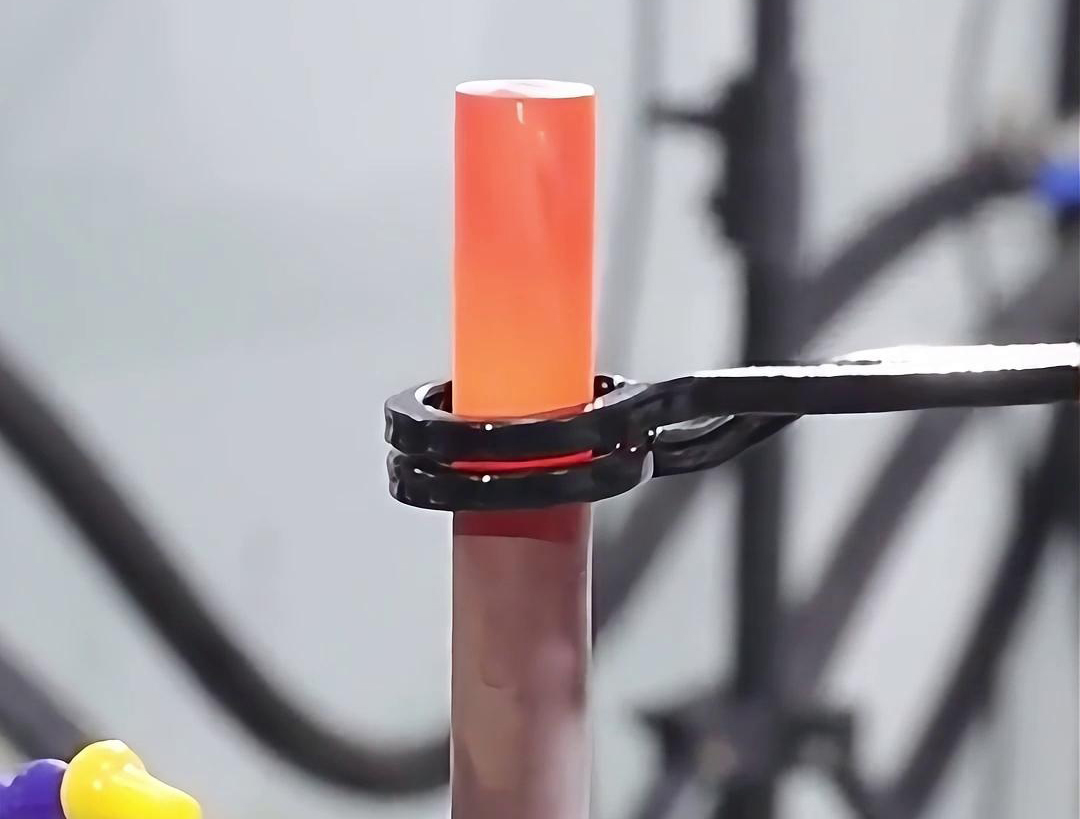 以12mm銅管和12mm不銹鋼棒為例，手持式高頻加熱機(jī)能夠迅速而均勻地加熱