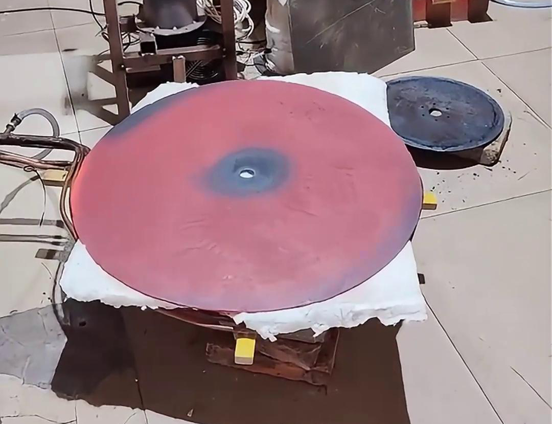 超音頻感應(yīng)加熱設(shè)備在平板平面材料進(jìn)行快速、均勻的加熱。