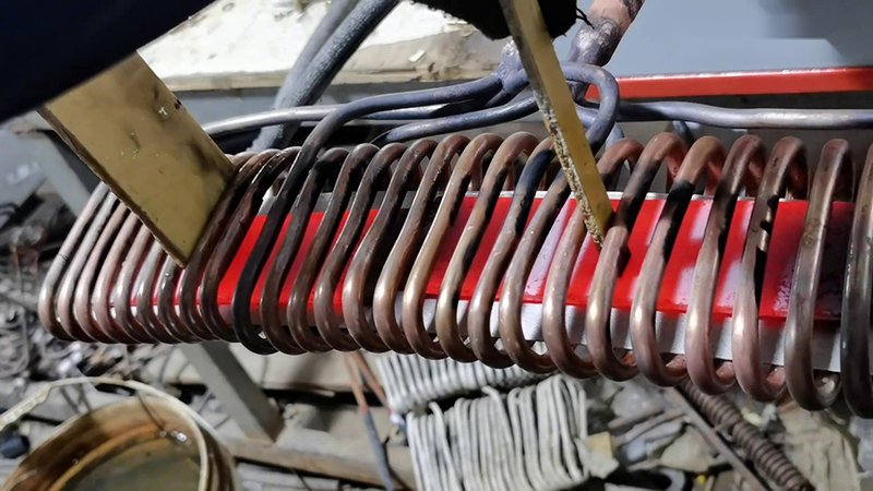 中頻鋼板加熱技術(shù)是一種高效、環(huán)保、精確的金屬加工方法