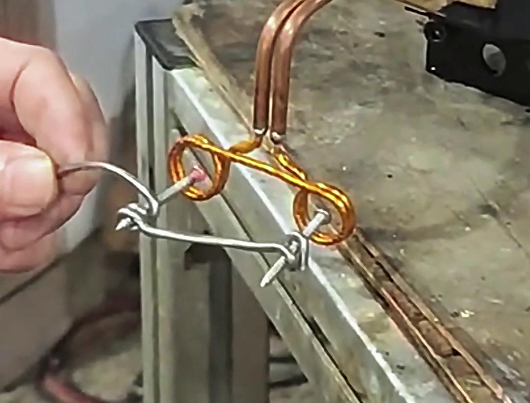 超高頻加熱機由于其快速加熱和高效率的特點，非常適合小型五金工件的加熱處理