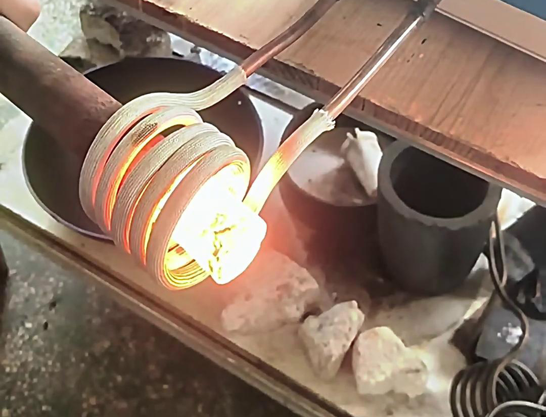 高頻機棒料加熱適用于需要快速加熱至特定溫度的應用場景，如熱處理、熱鍛、焊接等工藝。