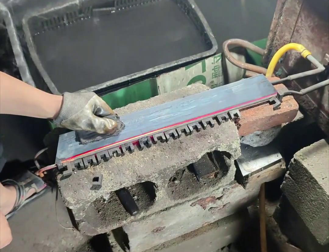 海拓小型高頻淬火機：刀具淬火生產的高效節能變革者