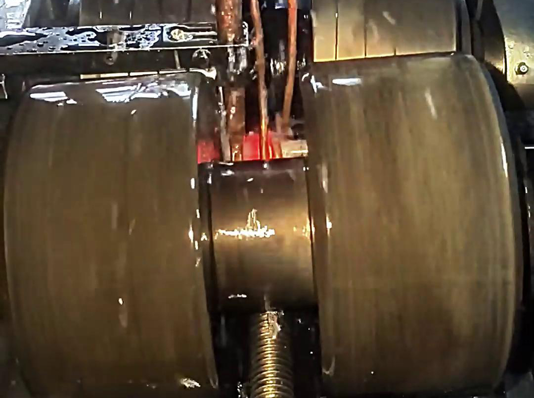 海拓臥式高頻淬火機床：小型機械加工自動化生產的變革者