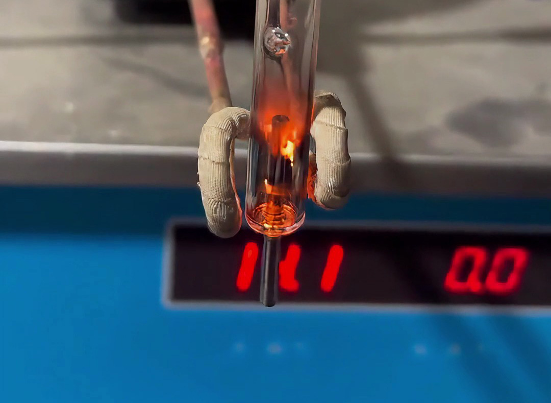 隔著玻璃加熱金屬？海拓高頻加熱機輕松實現(xiàn)！