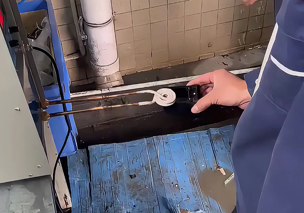 高頻加熱機(jī)秒取塑料內(nèi)金屬螺絲！廢料回收分離神器