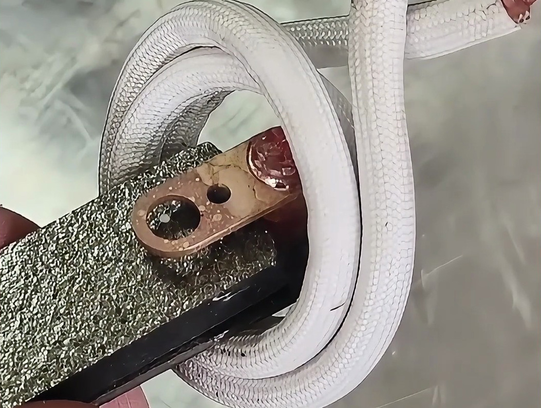 銅端子焊接效率翻倍！高頻焊接自動化設(shè)備，省人工、提產(chǎn)能，性價比拉滿