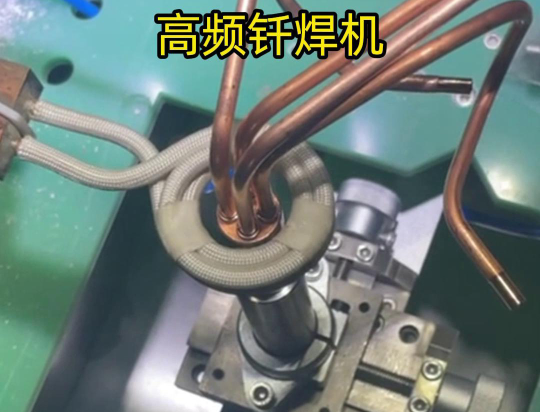 在雙工位自動感應(yīng)釬焊設(shè)備中，每個(gè)工位都配備了獨(dú)立的感應(yīng)加熱系統(tǒng)和釬焊工具，確保兩個(gè)工位可以同時(shí)進(jìn)行焊接作業(yè)