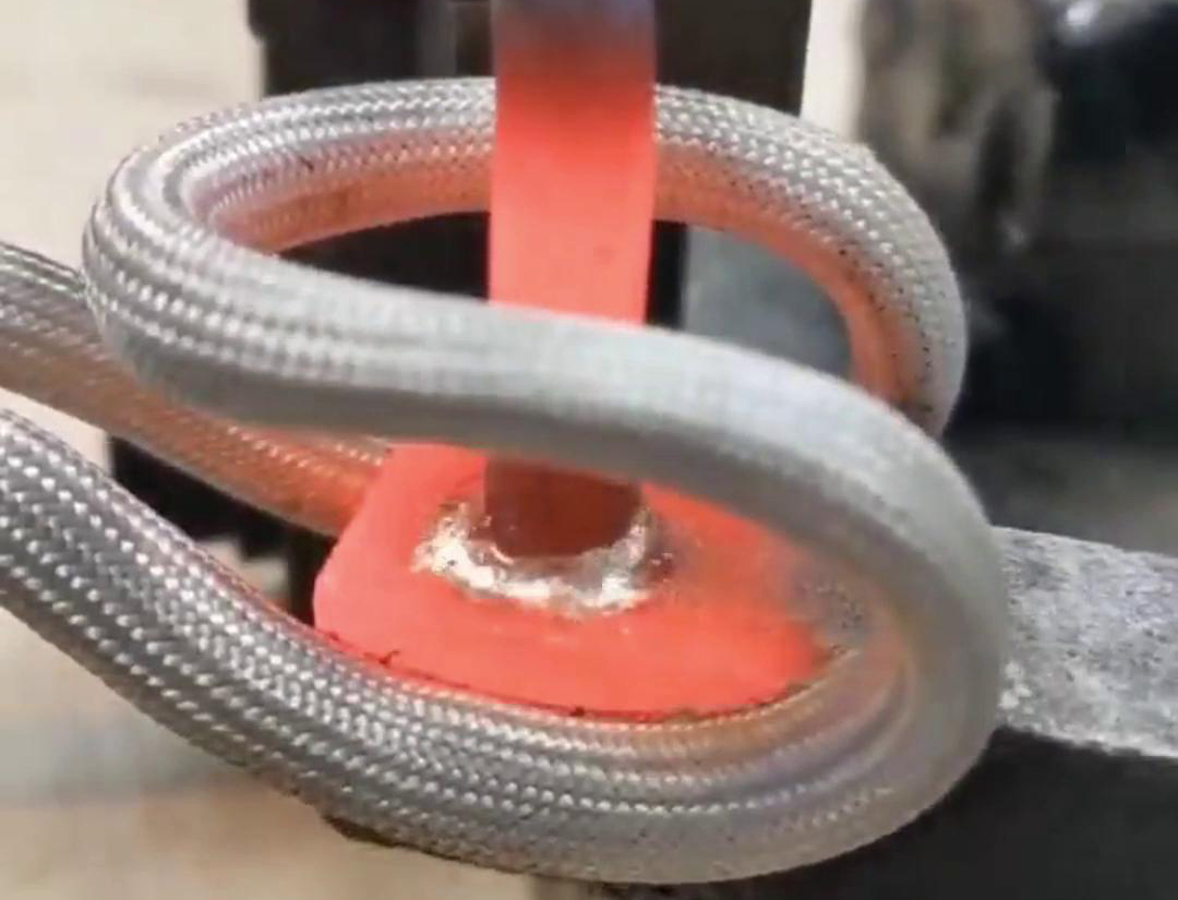 手持式高頻焊接機(jī)是一種便攜式的焊接設(shè)備，適用于多種材料的焊接，包括不銹鋼、銅、鋁