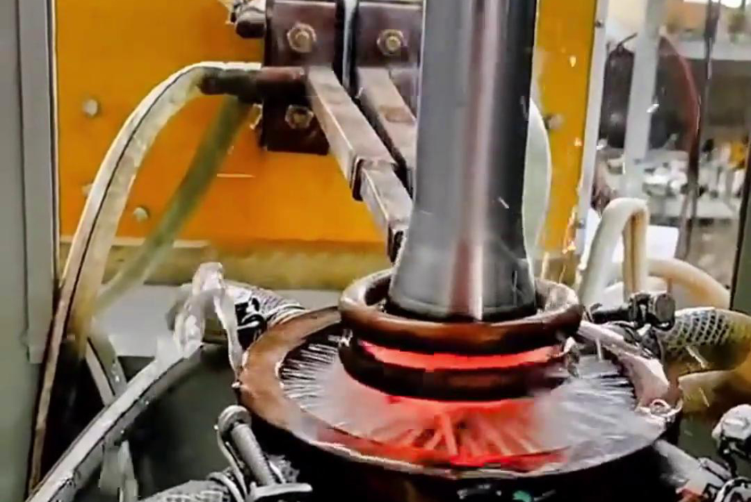 ?軸分段高頻淬火調(diào)試是一個相對復(fù)雜且技術(shù)性強的過程，涉及對淬火設(shè)備、淬火工藝參數(shù)以及材料特性的精確控制和調(diào)整