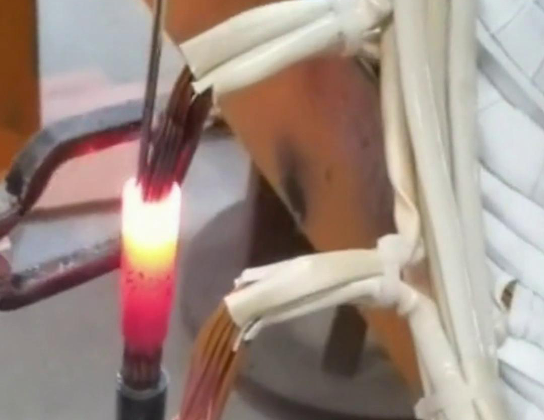 手持式高頻焊機是一種高效、簡單、環(huán)保的焊接設備，適用于各種金屬材料的焊接任務