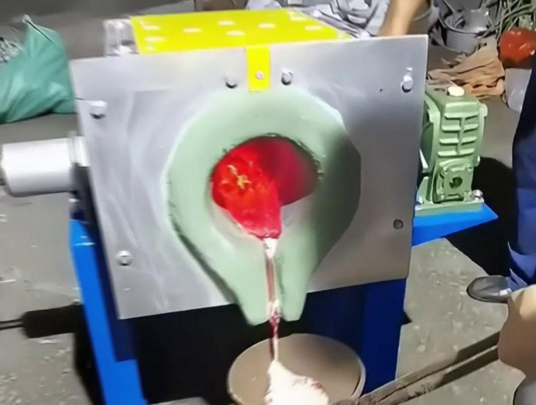 中頻熔鋁爐具有多種優(yōu)點，如體積小、重量輕、效率高、耗電少