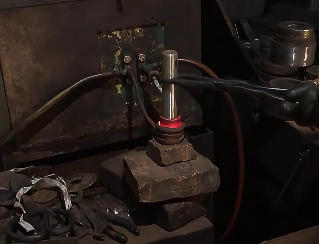 通過高頻加熱，插銷材料可以被迅速加熱到適當的溫度，以便于進行后續的鍛打操作