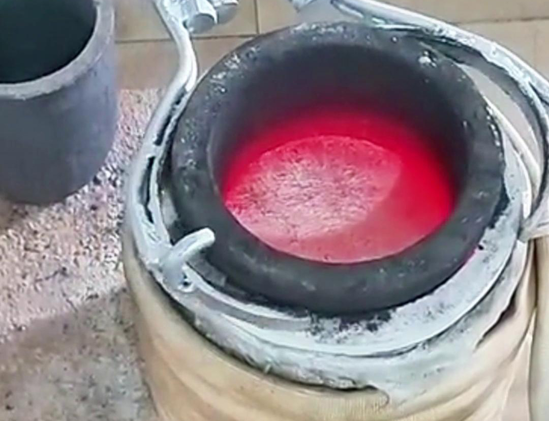 10公斤小型熔鋁爐采用中頻感應加熱電源是一種高效、環(huán)保、實用的熔煉方案，能夠滿足鋁材加工、鑄造等領域的生產(chǎn)需求。