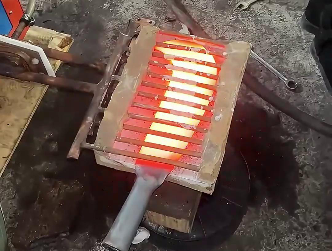 超高頻加熱機對鐮刀，也稱勾刀的刀具加熱