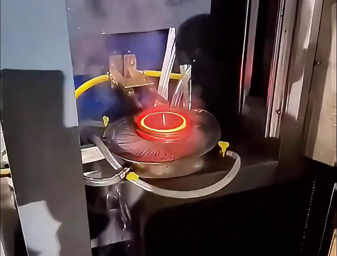 將齒輪放入高頻淬火機的感應(yīng)器內(nèi)，通過高頻感應(yīng)加熱技術(shù)將齒輪表面加熱至淬火溫度