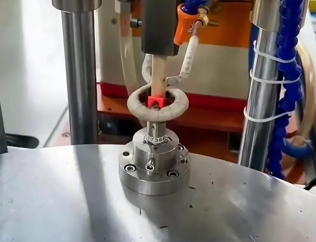 高頻焊接設(shè)備通常配備PLC的控制系統(tǒng)和傳感器，能夠?qū)崿F(xiàn)自動(dòng)化操作，減少人工干預(yù)