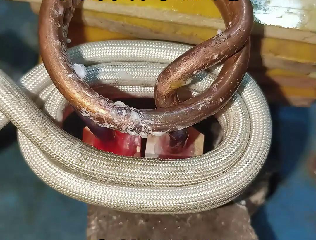 高頻焊接機(jī)能夠?qū)㈦姛峁艿淖香~和黃銅加熱到焊接溫度，提高了焊接效率
