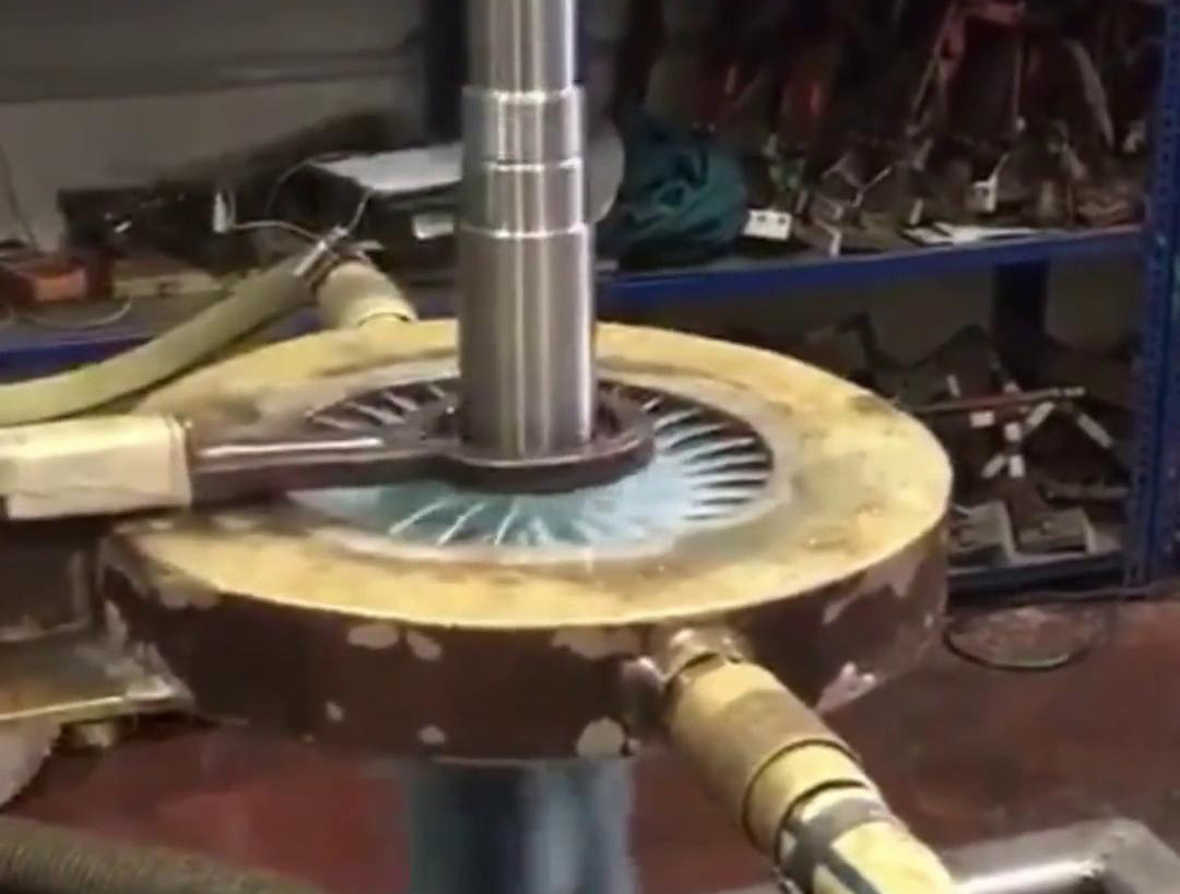 高頻數(shù)控淬火機(jī)床，更換感應(yīng)加熱線圈可適合各類軸、齒輪淬火工藝