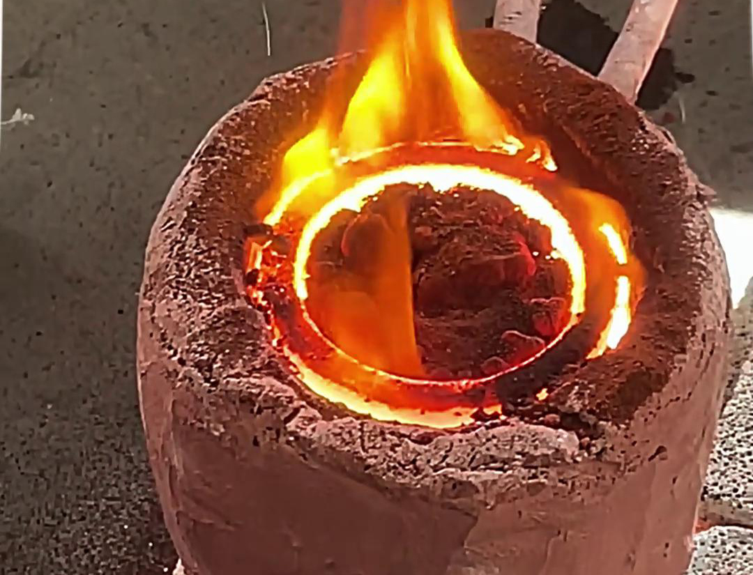 5公斤小型廢鐵中頻熔煉爐是一種專門用于熔煉廢鐵等金屬材料的設備