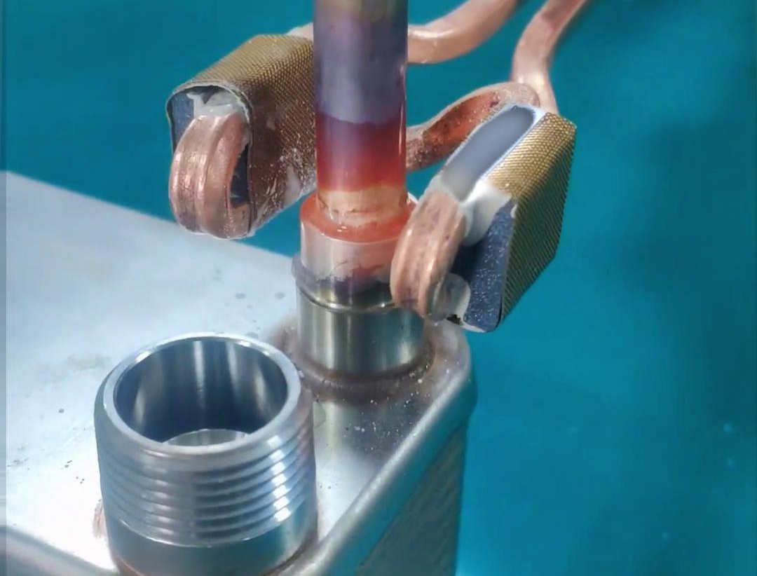 一般性換熱器散熱器的銅鋁管焊接都可以采用手持式高頻焊機完成