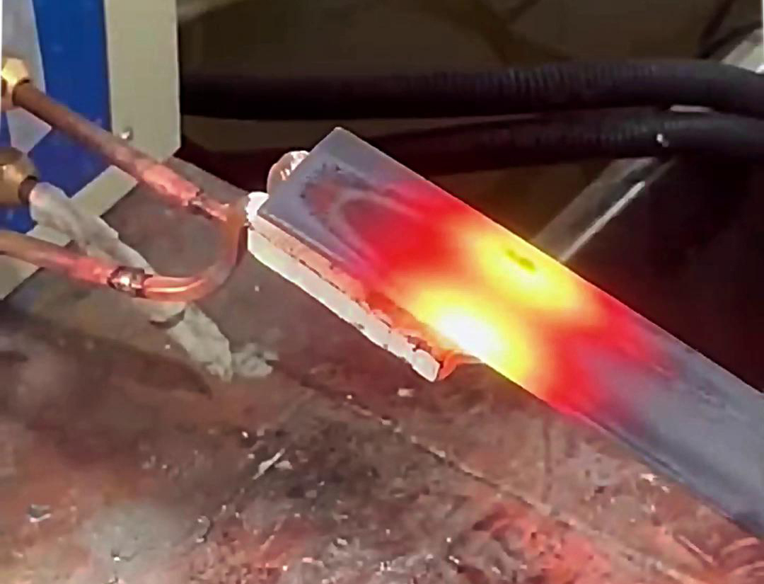 高頻加熱機憑借其獨特的技術特性，在鐵板平面加熱方面展現出了卓越的性能