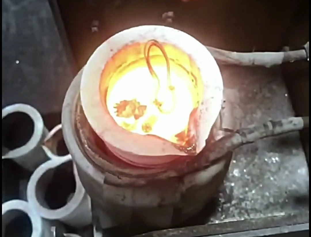 手搖傾倒式中頻熔金機是一種高效、靈活、安全可靠的金屬熔煉設備