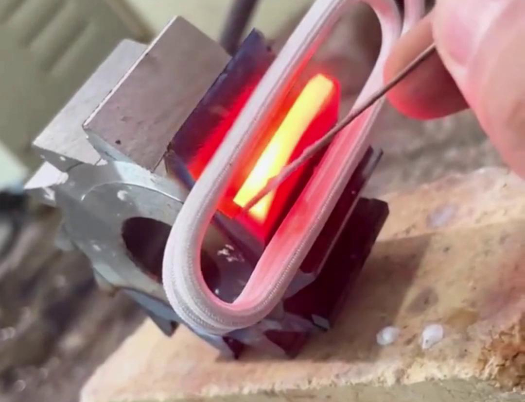 這是齒輪斷裂的齒牙，用我們的高頻焊接機(jī)不到一分鐘就能焊好