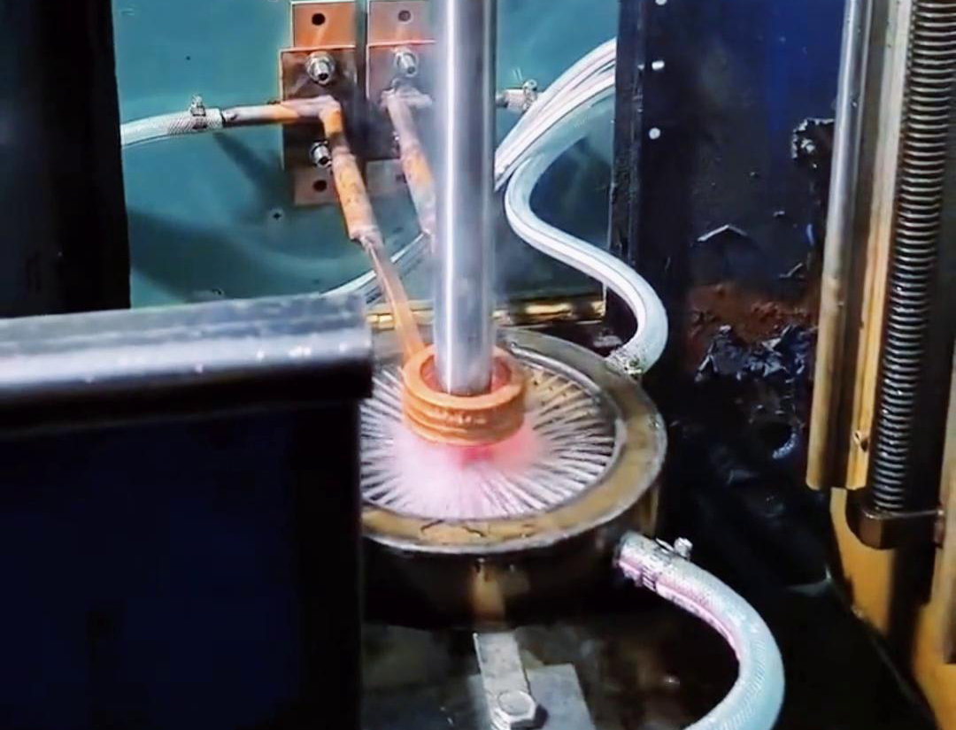 中頻淬火機床對軸的淬火層深在 5 - 8 毫米左右