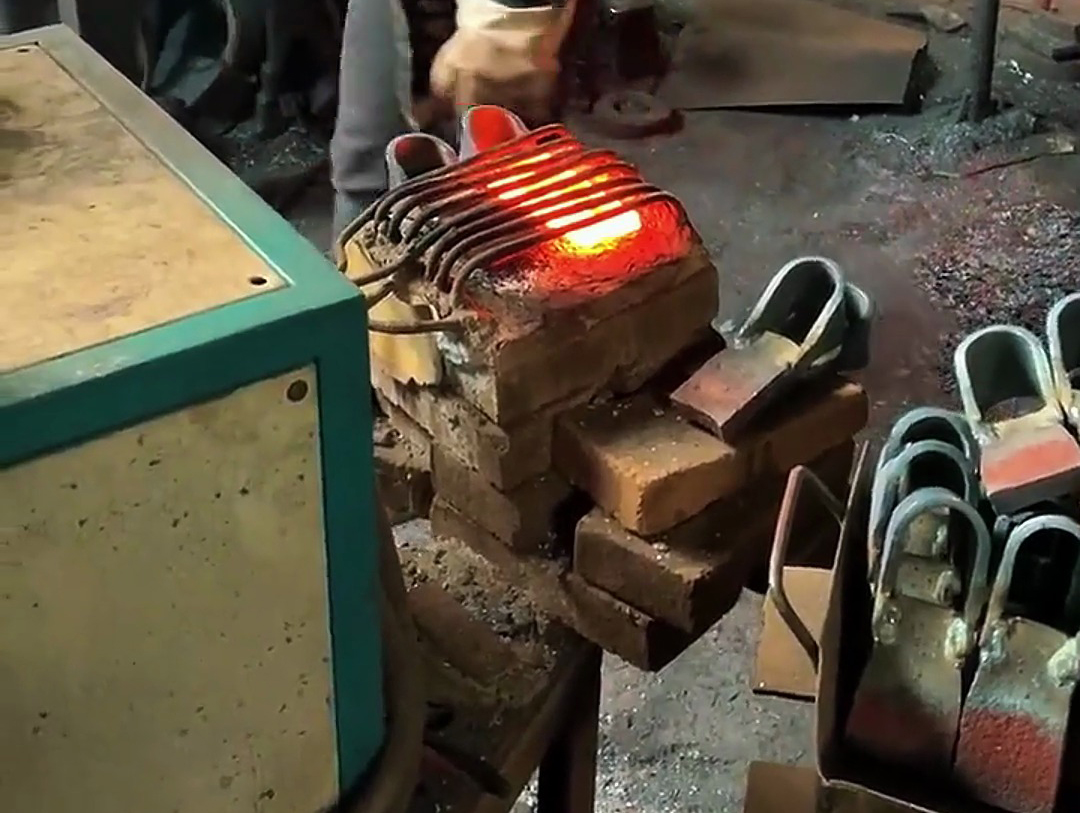 利用超音頻感應加熱技術,對鋤頭等農具坯料進行快速、均勻加熱,隨后進行鍛造加工的工藝