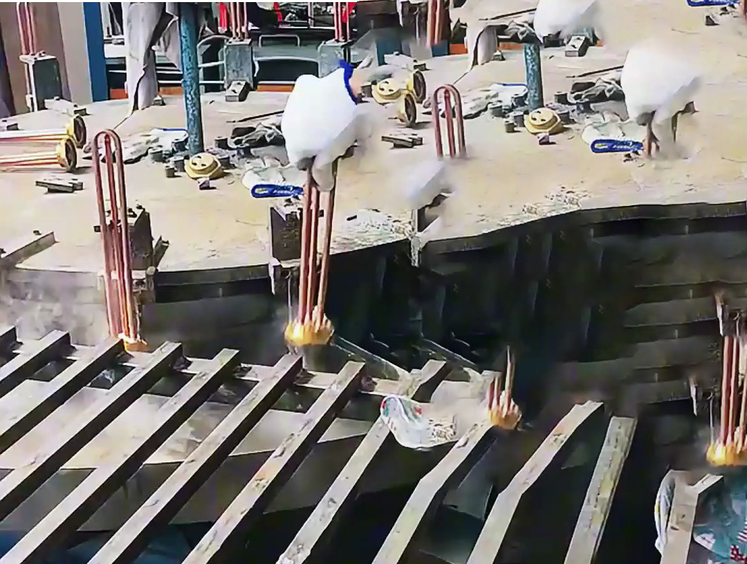 三工位高頻釬焊設備對熱水器發(fā)熱管錫焊