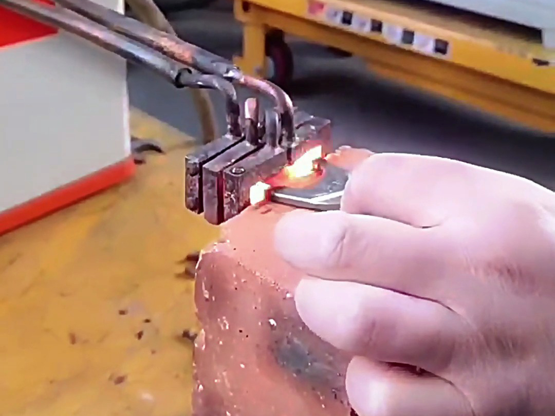 超高頻淬火對五金零件提供了一種高效、經(jīng)濟且可靠的解決方案