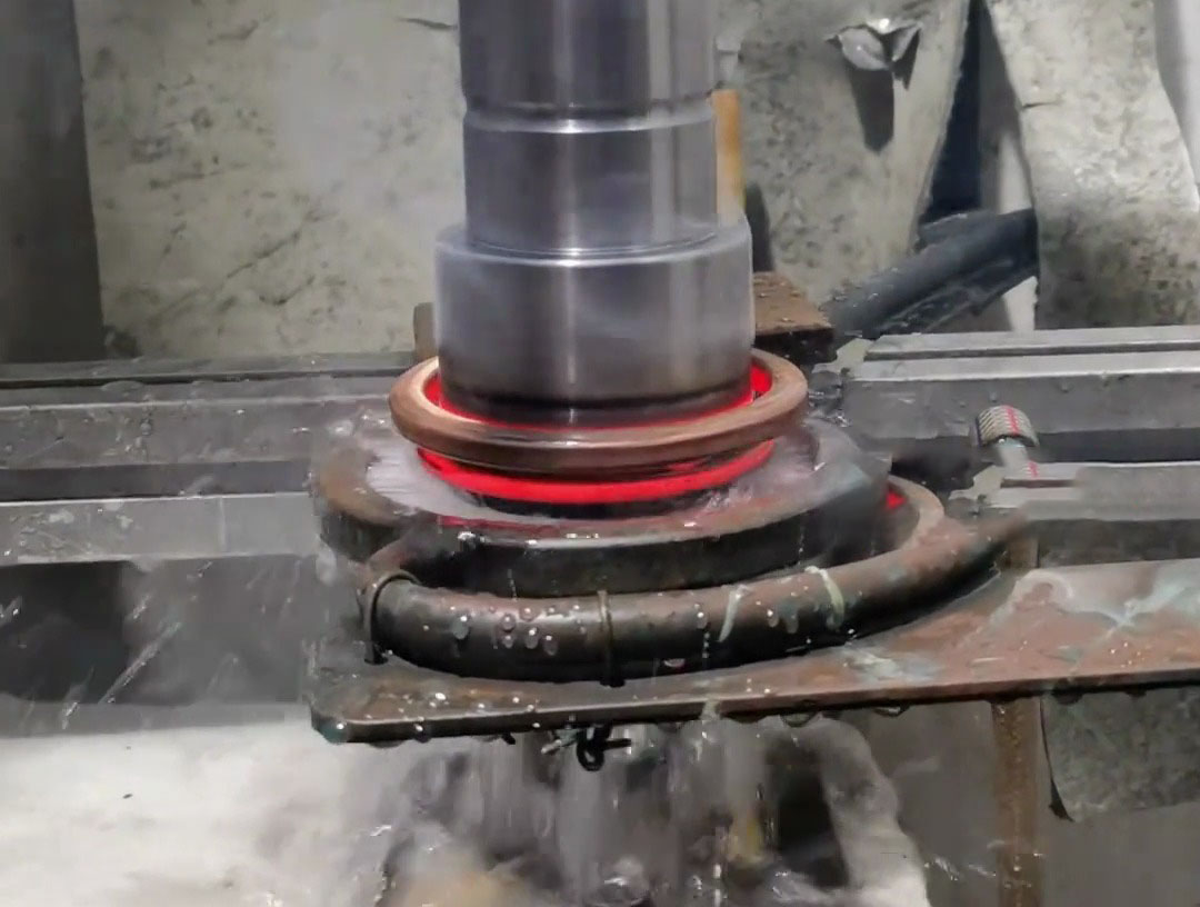 高頻淬火機床自動化操作減少了人工干預(yù)，提高了生產(chǎn)效率和一致性