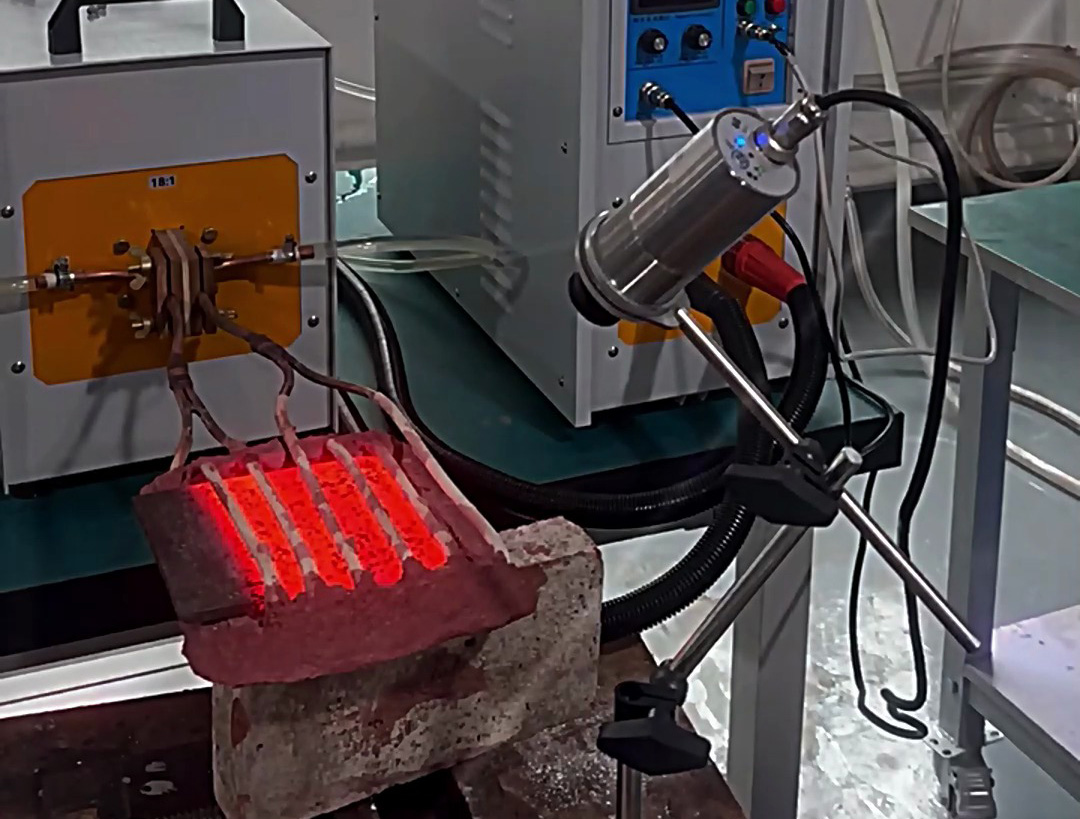 這款帶紅外溫控檢測(cè)的高頻感應(yīng)加熱機(jī)，它支持最高正負(fù)5度的溫度控制