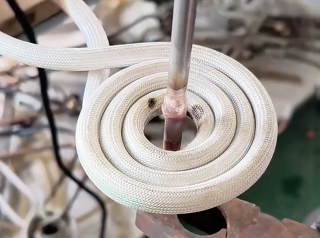 使用高頻焊接機對銅鋁管實施焊接，整個過程只要5-7秒鐘就可以完成