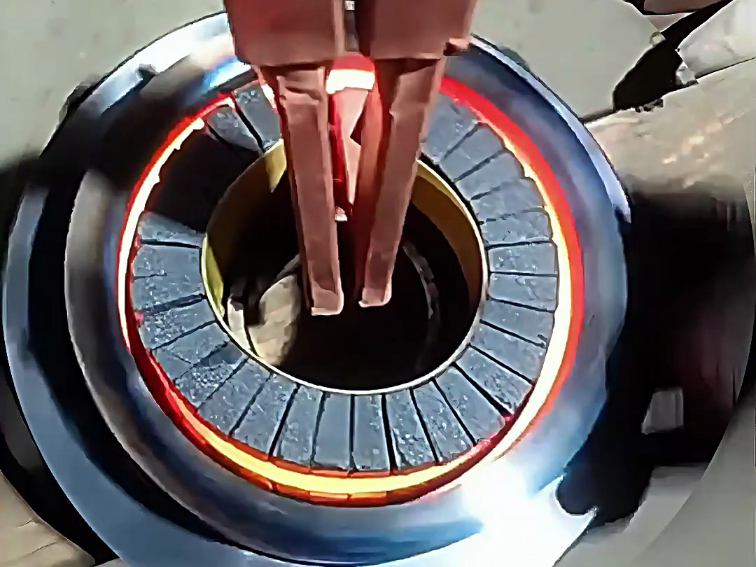 使用高頻淬火機對工件的內孔進行淬火熱處理是一種非常有效的工藝