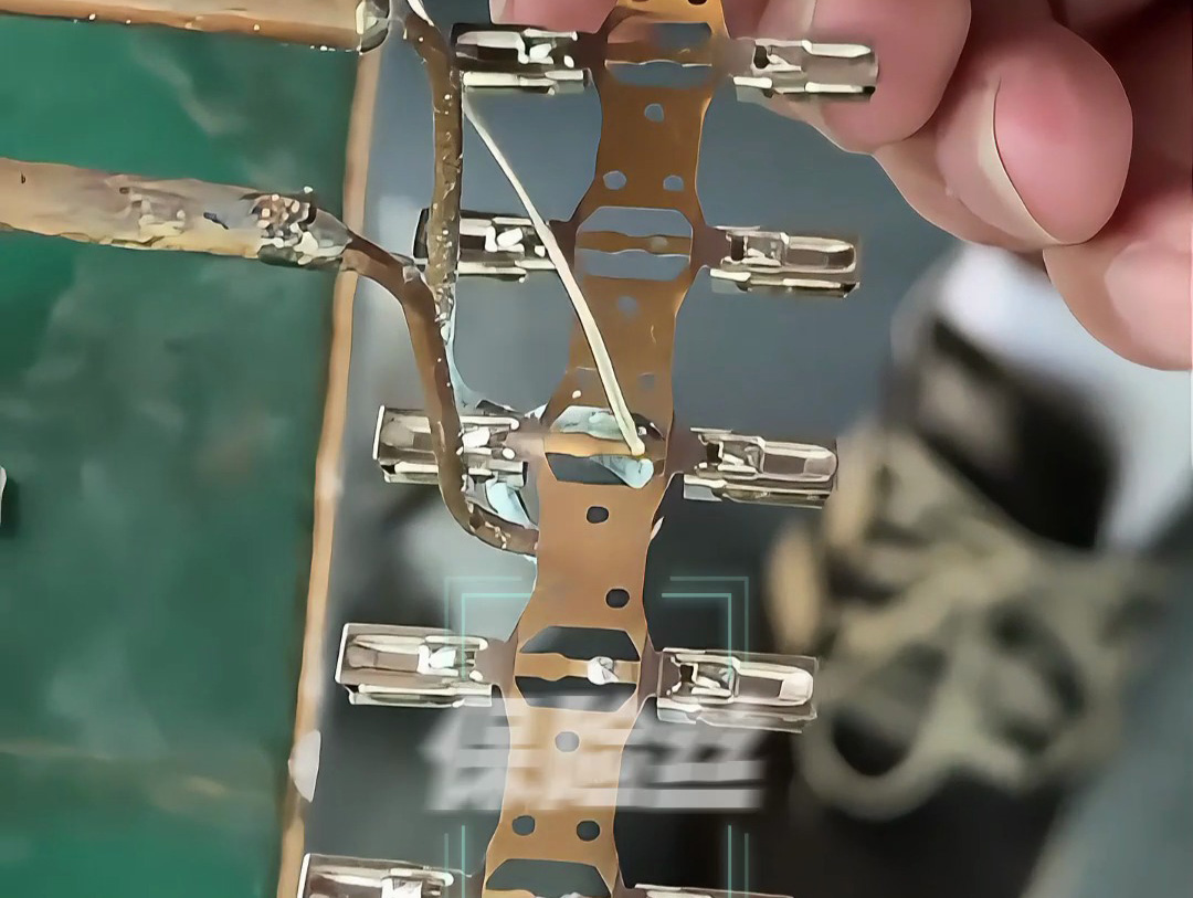 工人如何用超高頻焊接機完成保險絲焊接?高清畫面展示全過程!