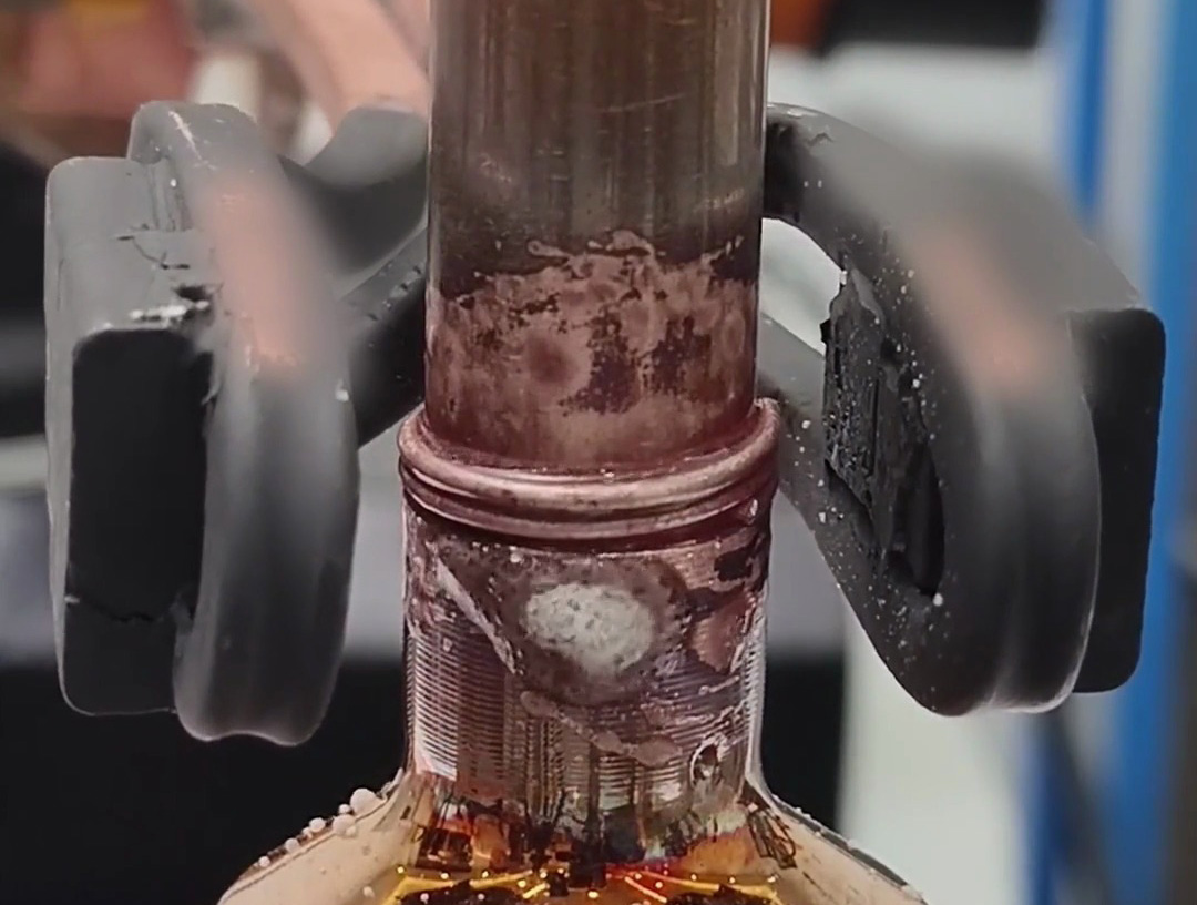 機械手帶動手持式高頻焊機左扭右擰,這樣焊接銅管效果更均勻