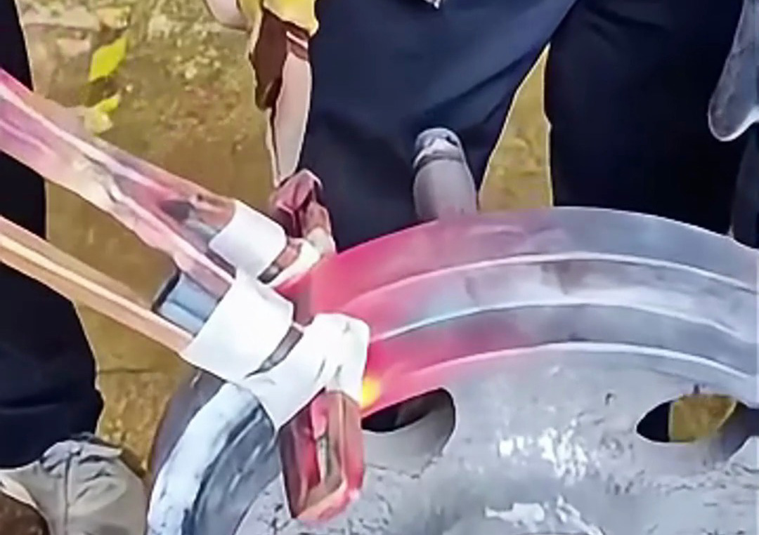 一種類行車輪表面淬火熱處理工藝測(cè)試，利用感應(yīng)加熱設(shè)備局部感應(yīng)熱處理工藝