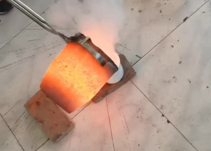 粉絲提供的銻金屬粉末怎么煉？看中頻熔煉爐如何滿足工藝指標！