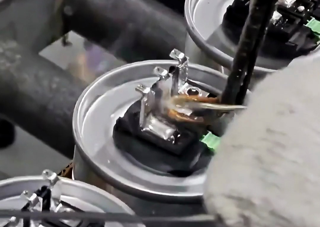 無虛焊、不連錫!焊錫填充的完美操作,這就是手持式高頻焊機