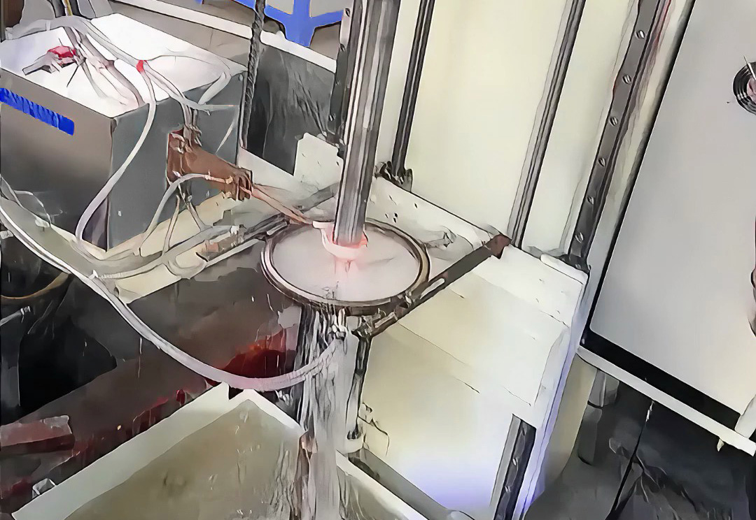 立式中頻淬火機床，分機升降上下移動，適合1500mm長度的軸淬火