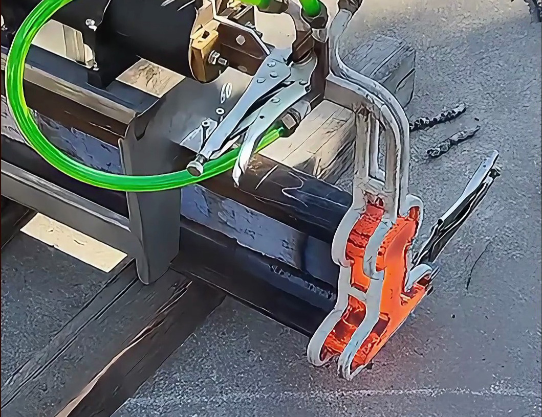 中頻感應加熱設備在鐵路行業的應用，軌道鋼正火改變鋼軌性能！